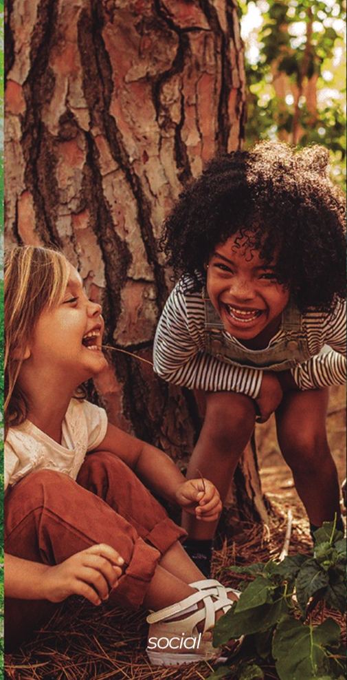 Crianças brincando ao ar livre em meio à natureza